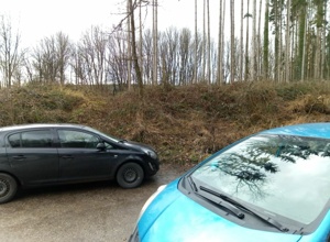 Ein Parkplatz für den Waldkindergarten in Heinriching