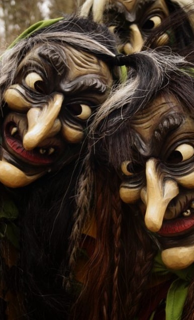 Anschaffung von Hexenmasken