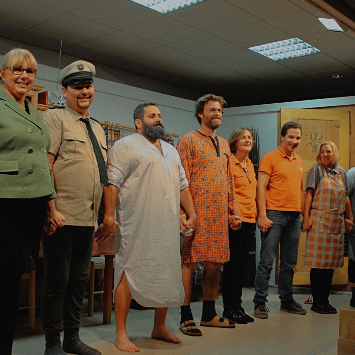 Die Theatergruppe zieht sich um
