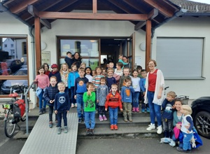 Neue Regale für die Bücherei Holler