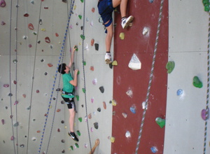 Neue Klettergriffe für den Kletterturm Sinbronn