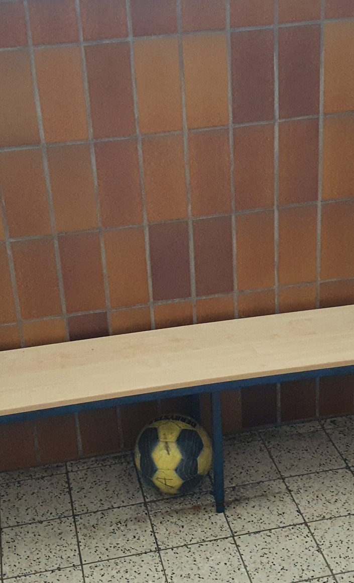 Neue Umkleidebänke für den BC Eslohe