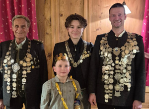 100 jähriges Vereinsjubiläum, Fahnenweihe mit Gottesdienst und Umzug