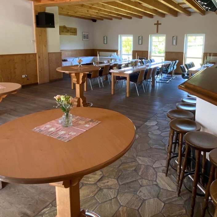 Neue Stühle für das Dorfhaus Hengsbeck
