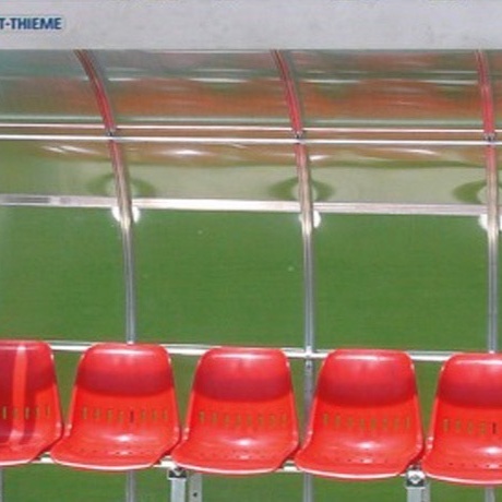 Spielerkabinen Trainerbänke