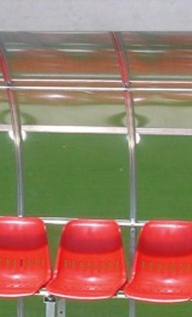 Spielerkabinen Trainerbänke
