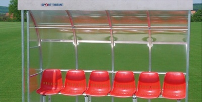Spielerkabinen Trainerbänke