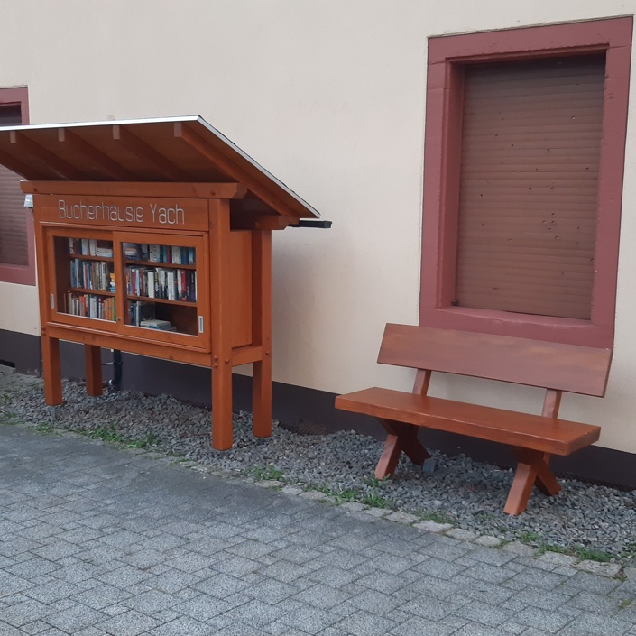 Lesehäusle mit Sitzbank in der Dorfmitte von Elzach-Yach