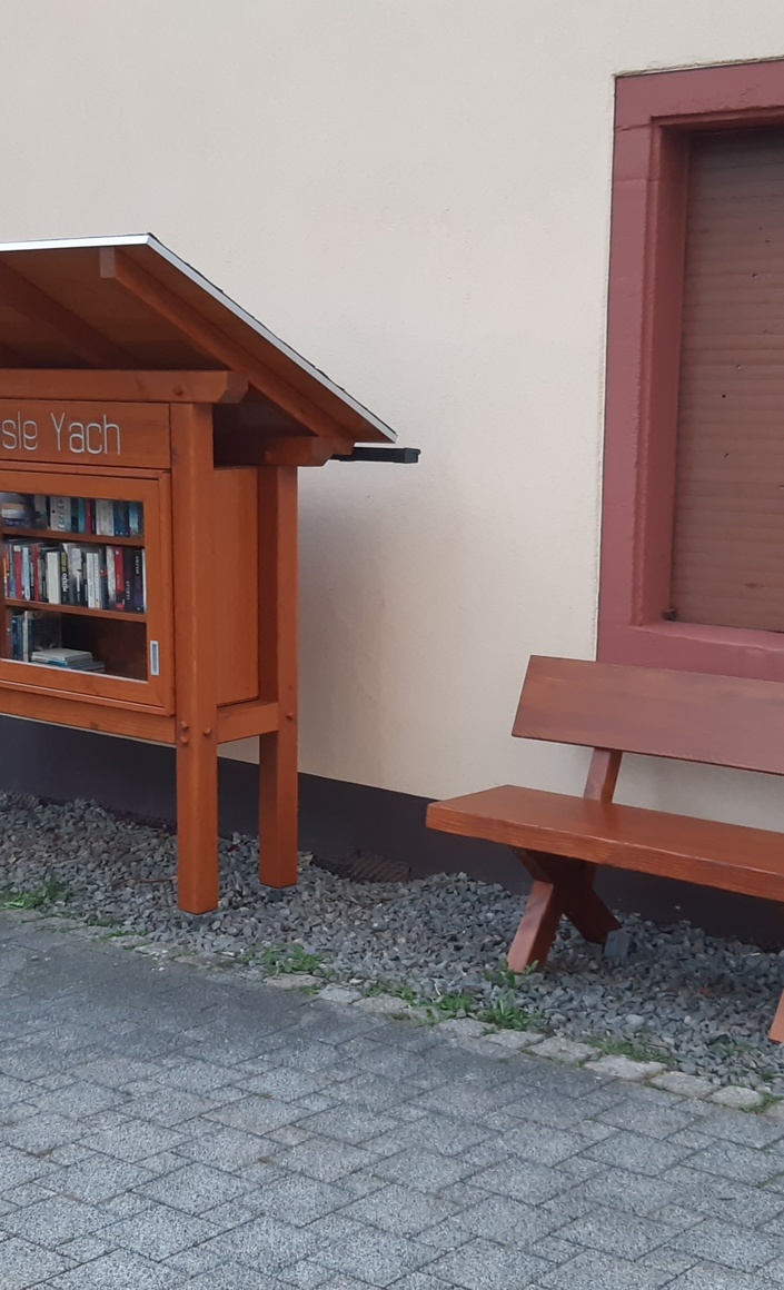 Lesehäusle mit Sitzbank in der Dorfmitte von Elzach-Yach
