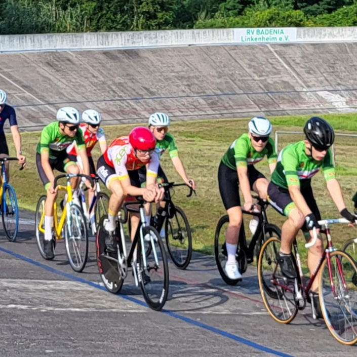 Aufbereitung unserer Radrennbahn in Linkenheim durch die Jugend