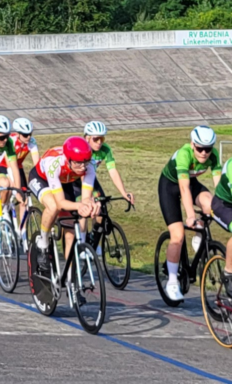 Aufbereitung unserer Radrennbahn in Linkenheim durch die Jugend