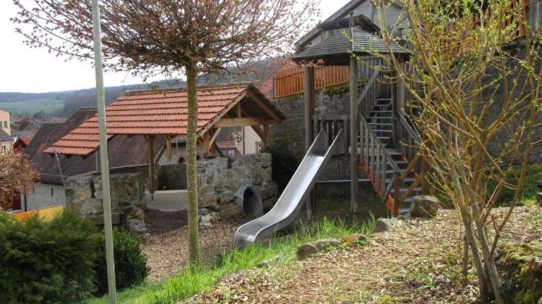 Neues Spielgerät und Toilettenbau im Kindergartenspielplatz Aschfeld