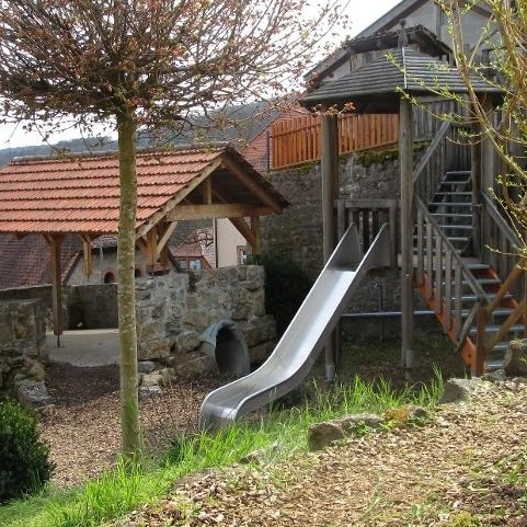 Neues Spielgerät und Toilettenbau im Kindergartenspielplatz Aschfeld