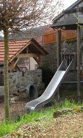 Neues Spielgerät und Toilettenbau im Kindergartenspielplatz Aschfeld