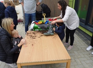 Weltrekordversuch  im Upcycling - Jung und Alt für den guten Zweck