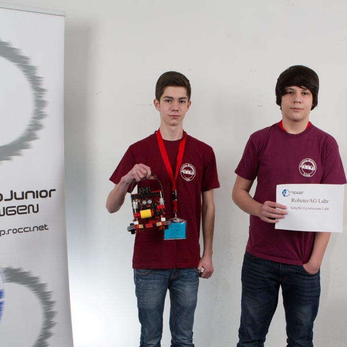 Entwicklung autonomer fussballspielender Roboter