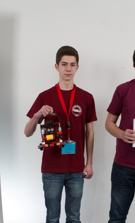 Entwicklung autonomer fussballspielender Roboter