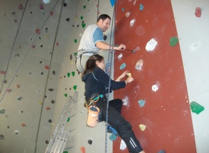 Neue Klettergriffe für den Kletterturm Sinbronn