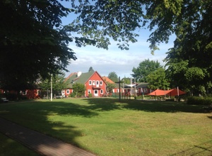 Sitzbänke für den Mötesplats im Schwedenheim