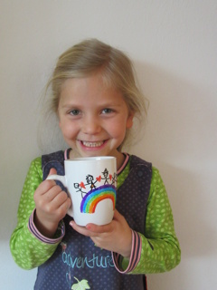 eine bemalte Kinderschutzbund Tasse