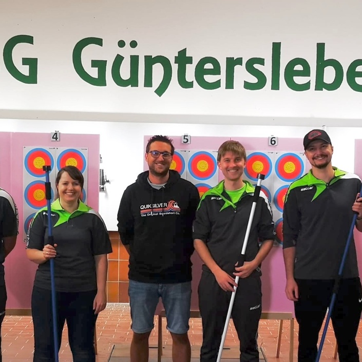 Vereinsfahne und Sportausrüstung