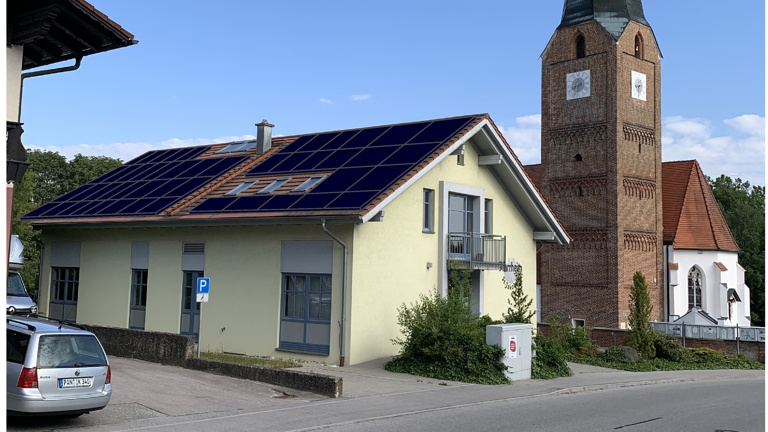 Wir bauen eine PV-Anlage auf das Dach des Pfarrheims Wittibreut