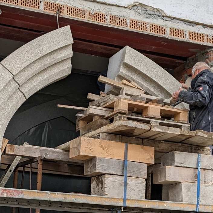 Künstlerische Gestaltung des Kirchenportals Eging