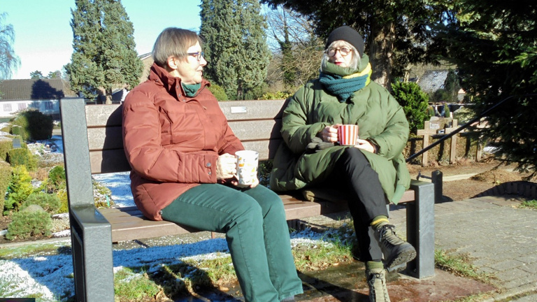 Wir möchten Sie sitzen lassen / Bänke für den kath. Friedhof DEL