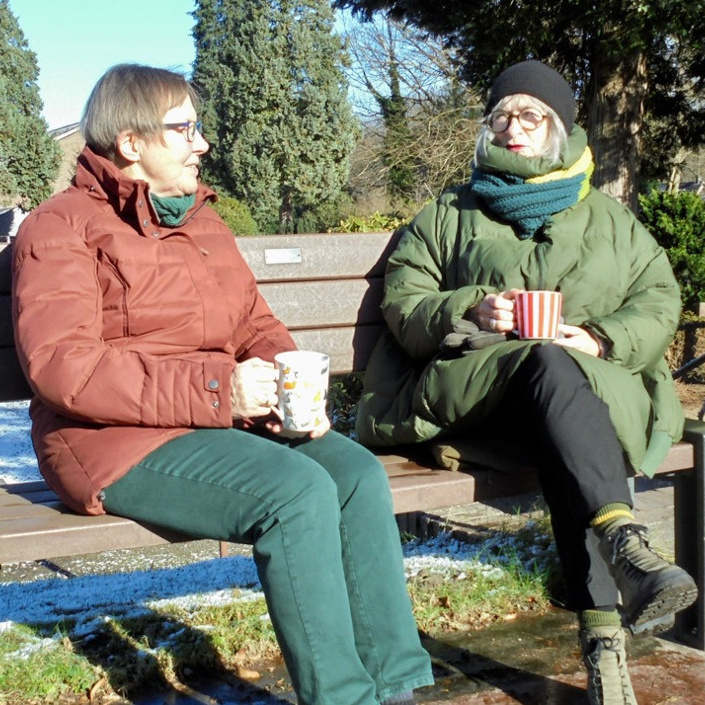 Wir möchten Sie sitzen lassen / Bänke für den kath. Friedhof DEL