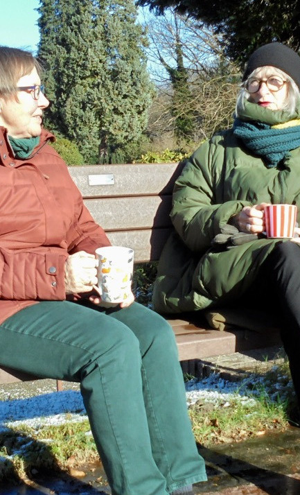 Wir möchten Sie sitzen lassen / Bänke für den kath. Friedhof DEL
