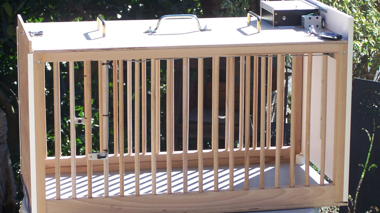 Funkgesteuerte Holzfallen für Kastrationsaktionen