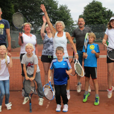 Neue Bänke für die Tennisanlage