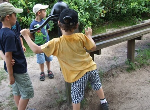 Eine Pumpe für den Matschtisch, Grundschule Heide