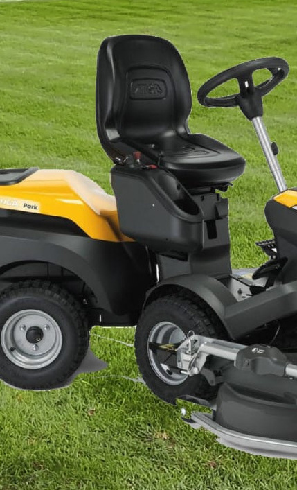 Rasenmähtraktor für den FC Heinebach