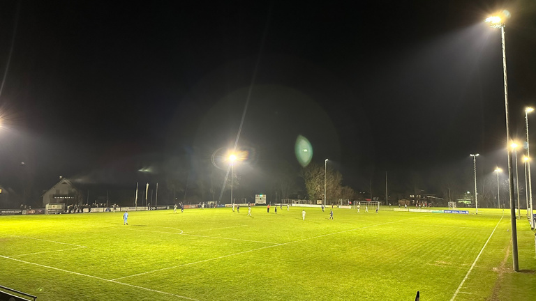 Das Hauptfeld des SV Hammerschmiede strahlt im neuen LED Flutlicht