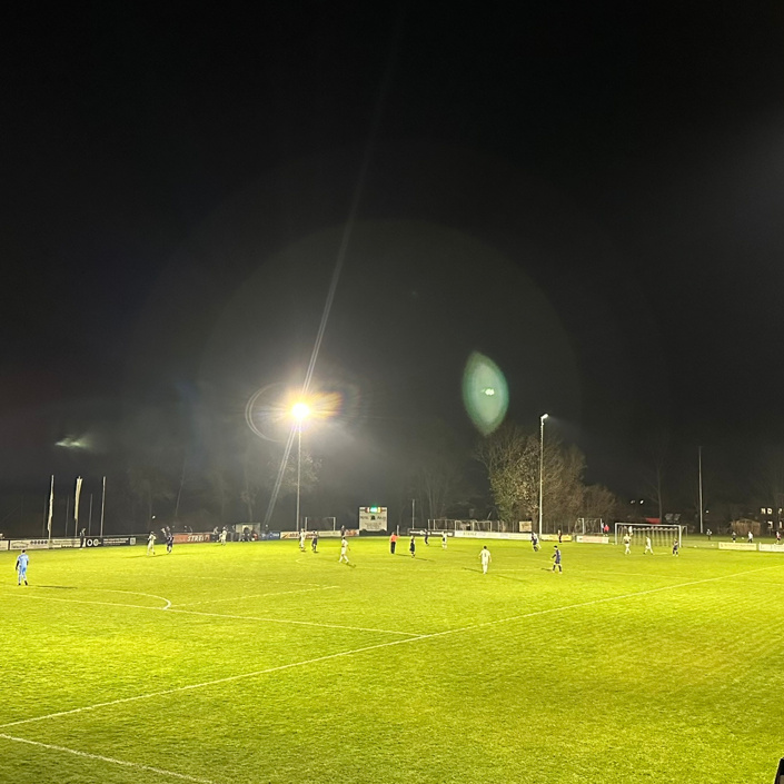 Das Hauptfeld des SV Hammerschmiede strahlt im neuen LED Flutlicht