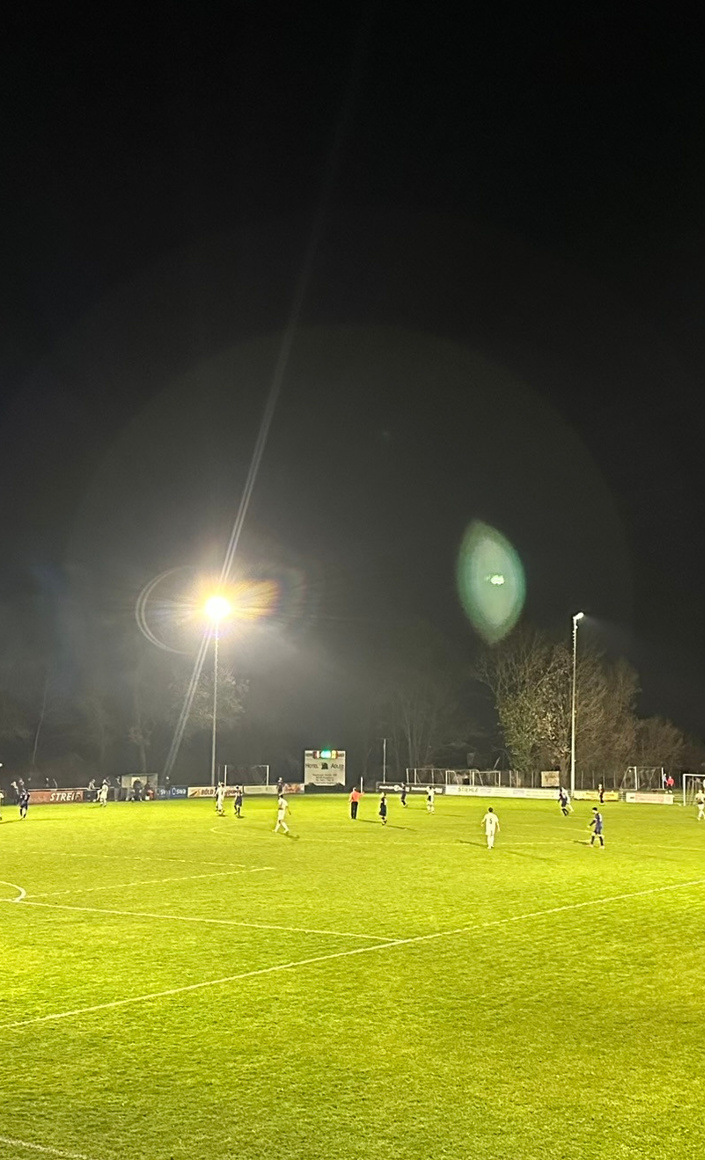 Das Hauptfeld des SV Hammerschmiede strahlt im neuen LED Flutlicht