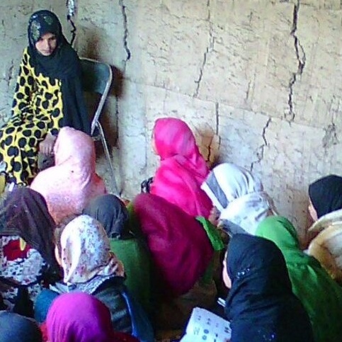 Tische und Bänke für Schulkinder in Afghanistan