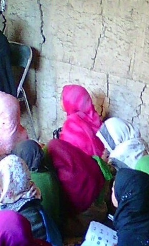 Tische und Bänke für Schulkinder in Afghanistan
