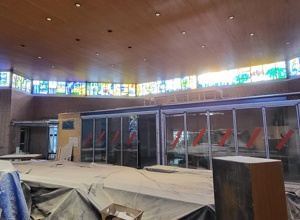 Tisch und Stühle für den Kleingruppenraum in der umgebauten Kirche