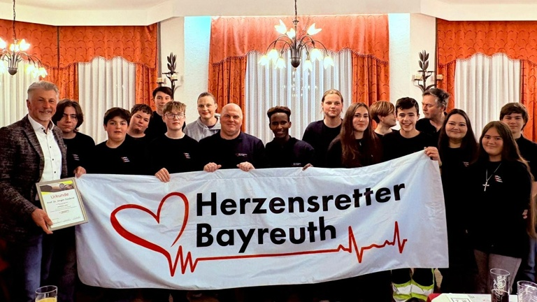 Helfen. Retten. Bilden. - Sichtbarkeit mit Pavillon und Würfelwand