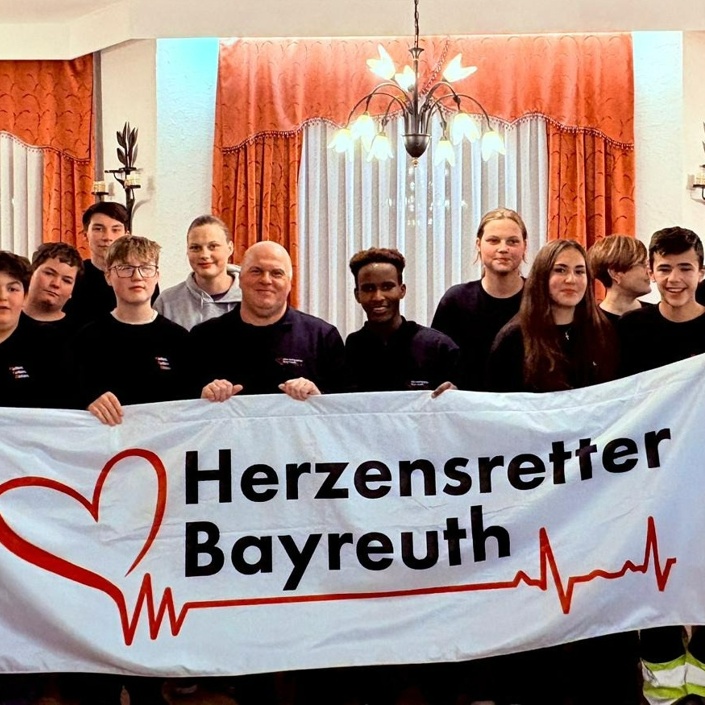 Helfen. Retten. Bilden. - Sichtbarkeit mit Pavillon und Würfelwand