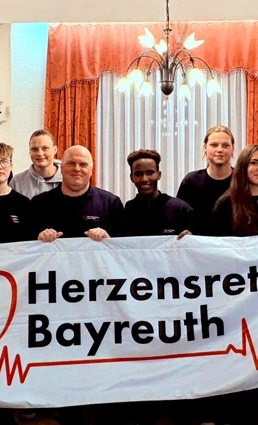 Helfen. Retten. Bilden. - Sichtbarkeit mit Pavillon und Würfelwand