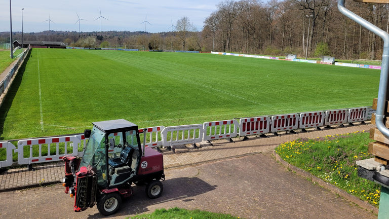 Neuer Rasenmäher für das Sportgelände des SV Grün-Weiß Emsdorf e.V.