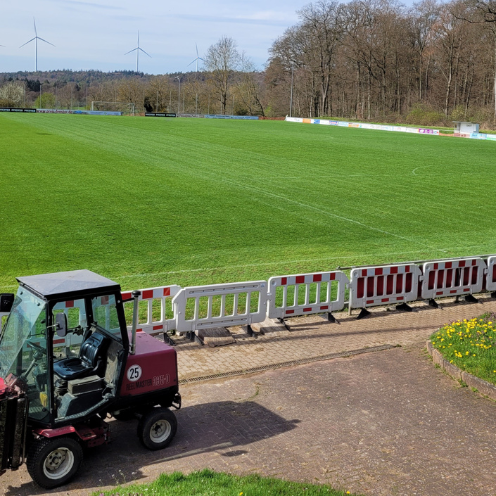 Neuer Rasenmäher für das Sportgelände des SV Grün-Weiß Emsdorf e.V.