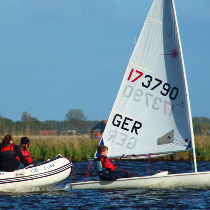 Neues Trainer- und Sicherungsboot