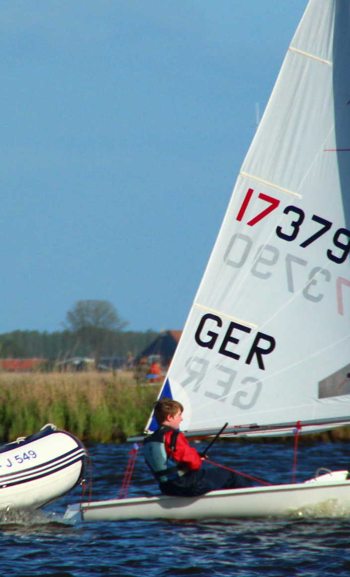 Neues Trainer- und Sicherungsboot