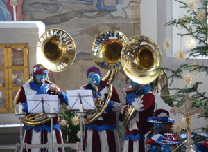 Neue Sousaphone für die Lumpenkapelle Aitrach