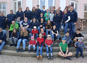 Vereins-T-Shirts & Jacken und Pultlampen damit uns ein Licht aufgeht