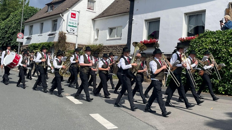 Neue Uniformwesten für die Schützenkapelle Wipperfeld